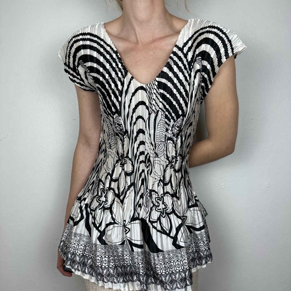 Vintage Pleated Black & White Printed Dress Top 🦢